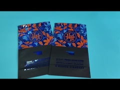 یک کیسه مقاوم در برابر کودکان با نصف چاپ شده و نصف