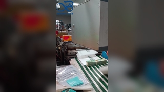 طراحی لوگوی سفارشی کیسه های کاغذی شیشه ای مات برای بسته بندی تی شرت و لباس با خود چسب